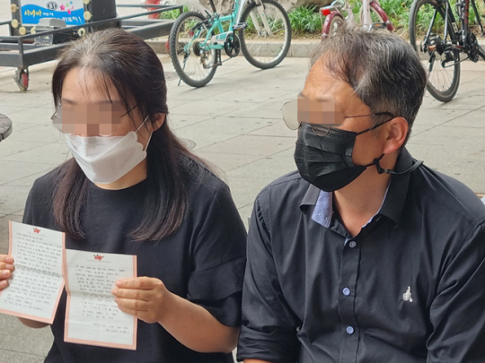 지난 2021년 친구 의붓아버지에게 성폭행을 당한 뒤 극단적 선택을 한 청주 여중생의 유족들이 딸의 유서를 공개하고 있다. 뉴시스