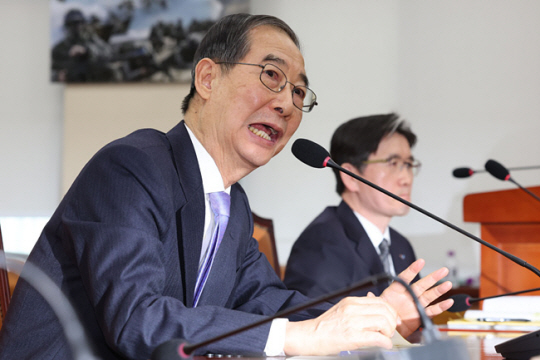 한덕수 국무총리가 25일 서울 여의도 국회에서 열린 윤석열 정부의 비상계엄 선포를 통한 내란혐의 진상규명 국정조사 특별위원회 전체회의 청문회에서 의원질의에 답하고 있다. 뉴시스