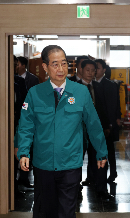 헌법재판소의 탄핵 기각으로 직무에 복귀한 한덕수 대통령 권한대행 국무총리가 24일 정부서울청사에서 산불 대응 중앙재난안전대책본부 회의에 입장하고 있다. 연합뉴스