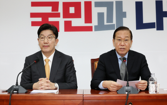 권영세(오른쪽) 국민의힘 비상대책위원장과 권성동 원내대표가 24일 서울 여의도 국회에서 열린 한덕수 국무총리 탄핵 기각 관련 기자회견에서 발언하고 있다. 뉴시스