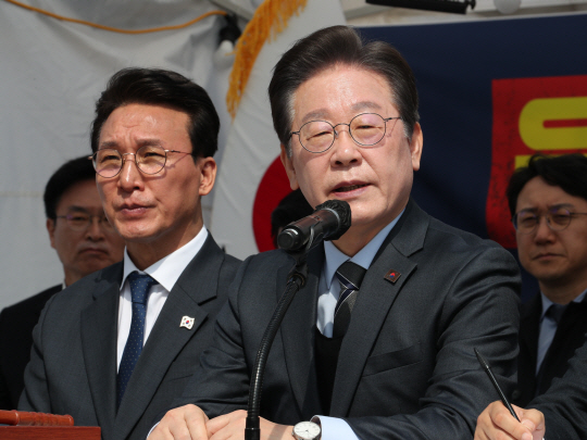 이재명 더불어민주당 대표가 24일 서울 종로구 경복궁역 부근 광화문 더불어민주당 천막당사에서 열린 최고위원회의에서 발언하고 있다. 연합뉴스