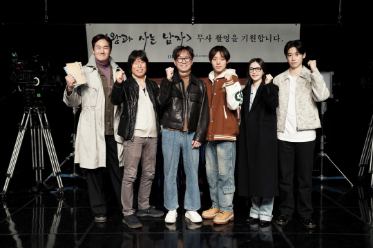 영화 ‘왕과 사는 남자’ 출연진과 제작진.