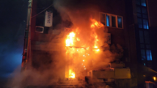 제주 한 식당에서 낚시용 전동릴 배터리 충전중 전기적 요인으로 추정되는 화재가 발생했다. 제주소방안전본부 제공