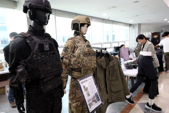 국회 'AI 강군과 워리어플랫폼 혁신 세미나 및 전시회' ...삼성전자·... - 뉴스 썸네일 이미지