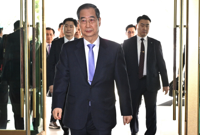 한덕수 대통령 권한대행 국무총리가 24일 오전 헌법재판소의 탄핵소추안 기각 결정 직후 정부서울청사로 출근하고 있다. 윤성호 기자