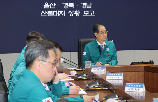 헌법재판소의 탄핵 기각 결정으로 대통령 권한대행으로 복귀한 한덕수 국무총리가 24일 오전 정부서울청사에서 복귀 후 첫 일정으로 중앙재난안전대책본부 회의를 주재하고 있다. 연합뉴스