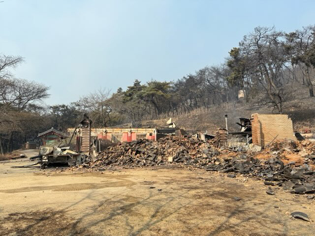 23일 경북 의성군 안평면 신안리에 있는 천년고찰 운람사가 산불로 잿더미로 변했다. 고운사 제공