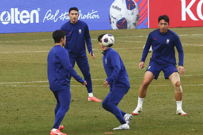 황인범(가운데)을 포함한 축구대표팀 선수들이 2026 북중미월드컵 아시아 3차예선 8차전을 하루 앞둔 24일 수원월드컵경기장에서 훈련을 하고 있다. 뉴시스