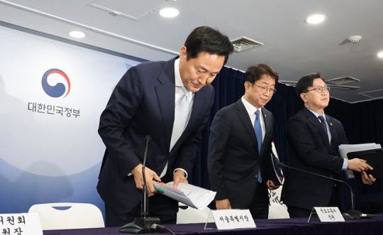 오세훈 서울시장이 지난 19일 서울 종로구 정부서울청사에서 열린 주택시장 안정화 방안 발표에서 기자들의 질문에 답하며 고개를 숙이고 있다. 연합뉴스