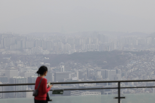미세먼지 농도가 ‘나쁨’ 수준을 보이고 있는 24일 오전 서울 남산 타워 전망대에서 바라본 서울 도심이 뿌옇게 보이고 있다. 뉴시스