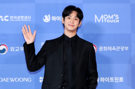 배우 김수현이 지난해 8월 22일 오후 서울 강남구 조선팰리스강남 그레이트홀에서 열린 제6회 뉴시스 한류엑스포(2024 뉴시스 한류엑스포) 포토월 행사에서 포즈를 취하고 있다. 뉴시스