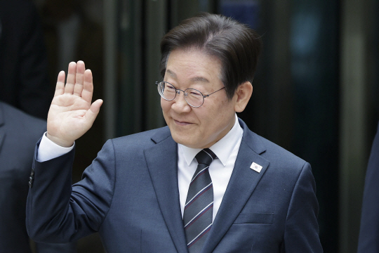 이재명 더불어민주당 대표가 25일 서울 서초구 서울중앙지방법원에서 열린 대장동 배임 및 성남FC 뇌물 의혹 오전 공판을 마친 뒤 법원을 나서며 지지자들에게 인사하고 있다. 뉴시스