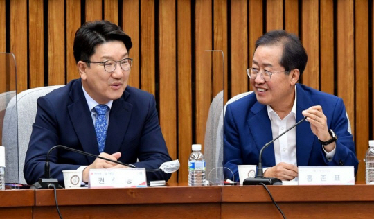 홍준표 대구시장(오른쪽)과 권성동 국민의힘 원내대표. 뉴시스