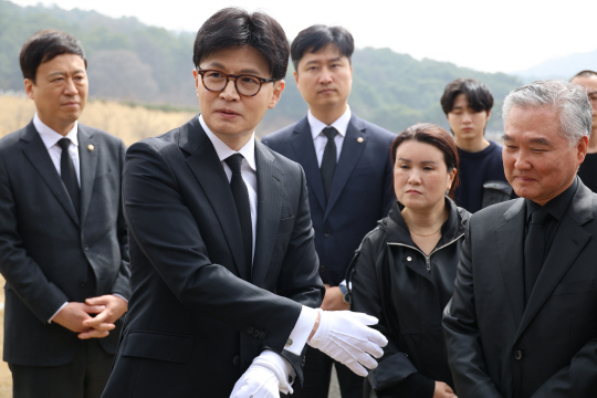 한주호 준위 묘비 살피는 한동훈 전 국민의힘 대표. 연합뉴스