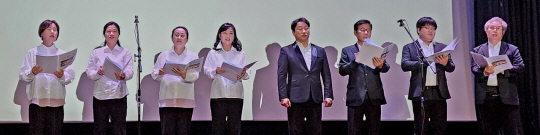 지난해 9월 24일 서울 용산 전쟁기념관에서 군가기념사업회와 서울안보포럼 공동 주관으로 열린 군사토론회에서 군가합창단이 군가를 힘차게 부르고 있다. 정충신 선임기자
