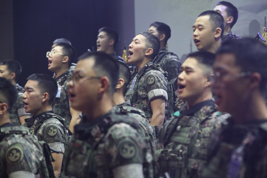 2023년 9월7일 충남 계룡시 계룡대 대강당에서 열린 ‘제10회 육군 군가 합창대회’ 리허설에서 육군 39사단 기동대대 장병들이 멋진 무대를 선보이고 있다. 국방일보 제공