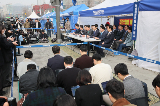 25일 서울 광화문 인근 천막당사에서 열린 민주당 원내대책회의. 연합뉴스