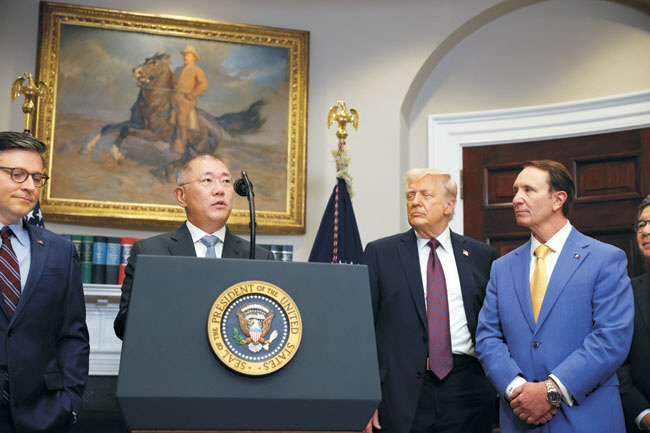 정의선(왼쪽 두 번째) 현대자동차그룹 회장이 24일 미국 워싱턴DC 백악관 루스벨트 룸에서 도널드 트럼프(〃세 번째) 대통령, 마이크 존슨(〃첫 번째) 하원의장, 제프 랜드리(〃네 번째) 루이지애나 주지사가 지켜보는 가운데 현대차그룹의 대미 투자 계획을 발표하고 있다. AP 연합뉴스