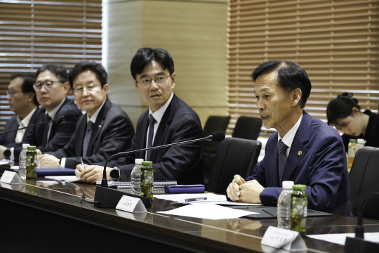 송명달(오른쪽) 해양수산부 차관이 26일 서울 영등포구 해운빌딩에서 최근 지속 하락하는 컨테이너 해상운임에 따른 시황악화 우려에 대비하기 위해 긴급상황 점검회의를 주재하고 있다. 해양수산부 제공
