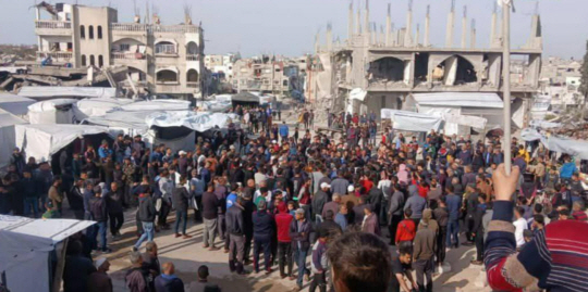 25일 가자지구에서 하마스 퇴진을 요구하기 위해 거리로 나온 수백 명 규모의 시위대. X 캡처