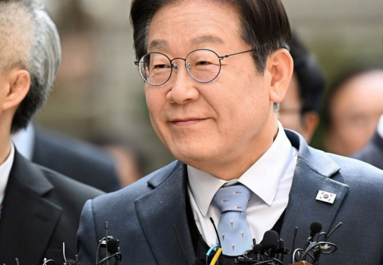더불어민주당 이재명 대표가 26일 서울 서초구 서울고등법원에서 열린 공직선거법 위반 혐의 항소심 선고 공판에 출석하고 있다. 연합뉴스