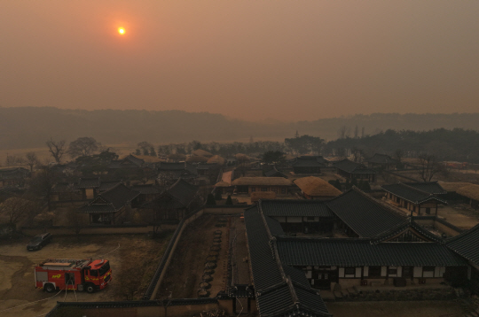 26일 의성 산불 화선이 경북 안동시 풍천면 안동하회마을인근으로 근접하자 산불 연무에 갇힌 하회마을 곳곳에 소방차가 대기하고 있다. 연합뉴스