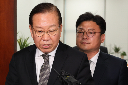 권영세 국민의힘 비상대책위원장이 26일 오후 서울 여의도 국회에서 이재명 더불어민주당 대표의 공직선거법 위반 사건 항소심 무죄 선고 직후 백브리핑을 하고 있다. 뉴시스