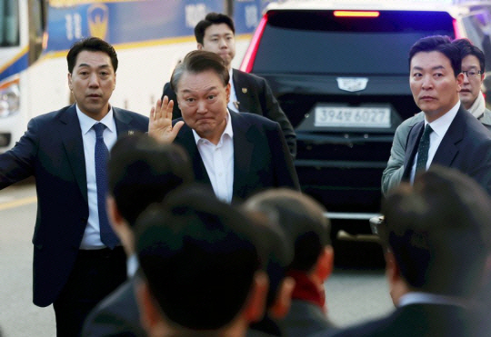 석방된 윤석열 대통령이 지난 8일 경기 의왕시 서울구치소 앞에서 지지자들에게 인사하고 있다. 뉴시스