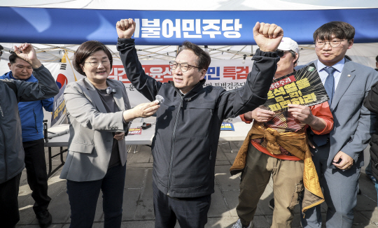 박선원 더불어민주당 의원과 모경종 의원을 비롯한 이재명 대표 지지자들이 26일 서울 종로구 광화문 고궁박물관 앞 더불어민주당 천막당사에서 이재명 더불어민주당 대표의 공직선거법 위반 2심 선고 무죄를 확인하자 만세를 부르고 있다. 뉴시스