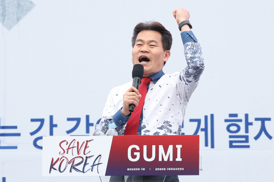 한국사 강사 전한길 씨가 15일 경북 구미시 구미역 앞에서 열린 세이브코리아 주최 윤석열 대통령 탄핵 반대 집회인 국가비상기도회에서 발언하고 있다. 연합뉴스