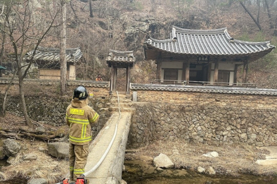 난 22일 경북 의성에서 난 산불이 바람을 타고 동진하면서 안동까지 번진 가운데 경북도소방본부 관계자가 25일 안동 길안면 묵계리 만휴정을 둘러보고 있다. 경북소방본부