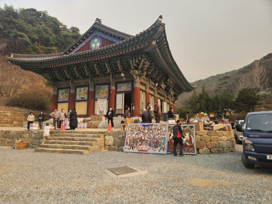 경북 의성 고운사에서 산불 피해를 예방하기 위해 불상, 불화 등 문화유산을 옮기는 모습. 국가유산청