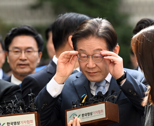 이재명 더불어민주당 대표가 26일 서울 서초구 서울고등법원에서 열린 공직선거법 위반 혐의 항소심 선고 공판에 출석하고 있다. 연합뉴스