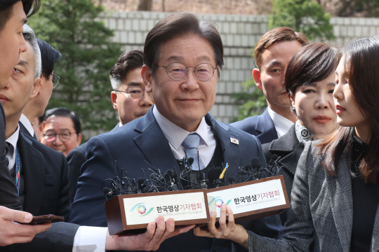 이재명 더불어민주당 대표가 26일 서울 서초구 서울고등법원에서 열린 공직선거법 위반 혐의 2심 선고 공판에 출석하고 있다. 연합뉴스