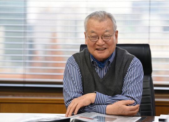 윤영달 크라운해태제과 회장.