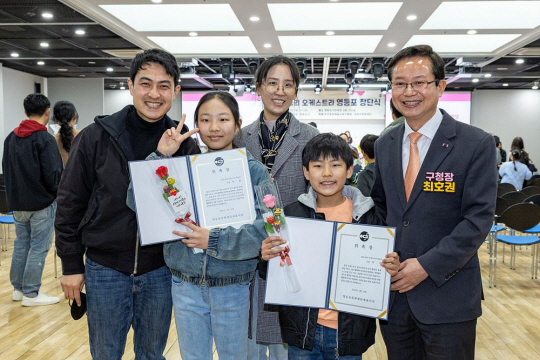 최호권(오른쪽) 서울 영등포구청장이 22일 ‘꿈의 오케스트라’ 창단식에서 단원들과 기념촬영을 하고 있다. 영등포구청 제공