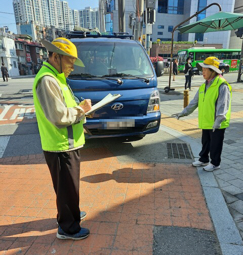 서울 영등포구 관내에서 어르신들이 어린이의 안전을 위해 주차질서 안내활동을 하고 있다. 영등포구청 제공