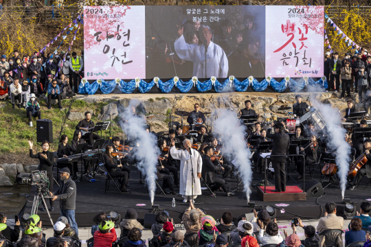 지난해 서울 노원구에서 펼쳐진 ‘당현천 벚꽃음악회’장사익 공연모습. 노원구청 제공