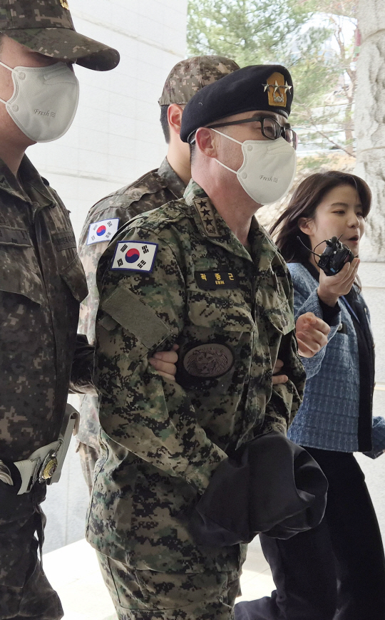 곽종근 전 육군 특수전사령관이 26일 서울 용산구 군사법원에서 열린 내란 중요 임무 종사 혐의 관련 재판에 출석하기 위해 법정으로 향하고 있다. 연합뉴스