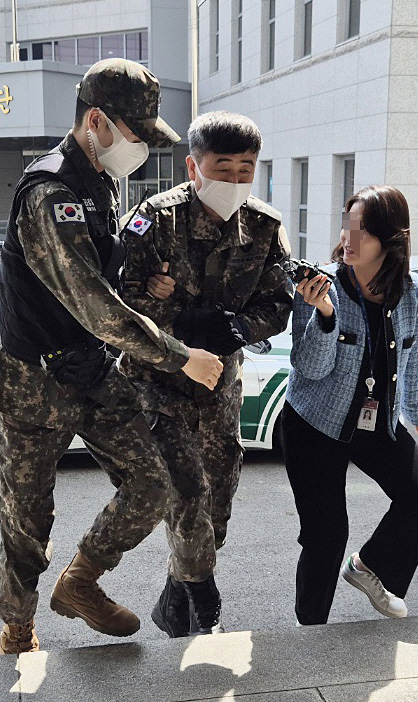 12·3 비상계엄 사태’ 당시 계엄사령관을 맡았던 박안수 육군참모총장이 26일 서울 용산구 군사법원에서 열린 내란 중요 임무 종사 혐의 관련 재판에 출석하기 위해 법정으로 향하고 있다. 연합뉴스