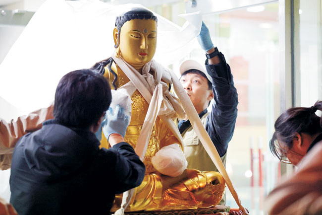 국내 가장 오래된 목조 건물로 꼽히는 경북 안동시 서후면 봉정사 화엄 강당에서 26일 오전 산불 피해를 막기 위해 목조관음보살좌상을 긴급 이송하는 작업이 진행되고 있다. 연합뉴스