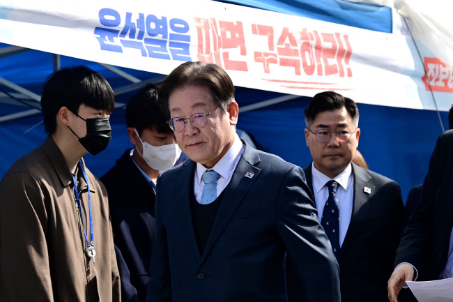 이재명(가운데) 더불어민주당 대표가 26일 오전 서울 종로구 광화문 천막당사에서 열린 최고위원회의에 들어서고 있다. 문호남 기자