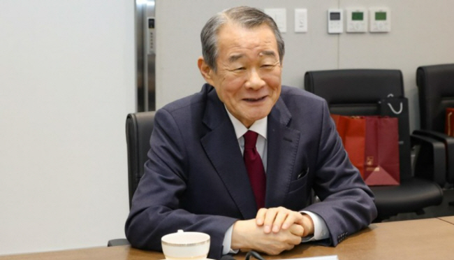박준구 우신켐텍 명예회장이 올 1월 고려대의료원에 1억 원을 기부한 뒤 대학 관계자들과 환담을 하는 모습.