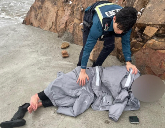 물에 빠진 30대 구조한 경찰. 인천 중부경찰서 제공.