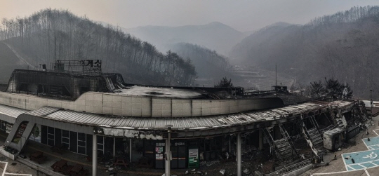 27일 경북 청송군 서산영덕고속도로 청송휴게소(영덕방향)가 산불에 폐허가 돼 있다. 연합뉴스
