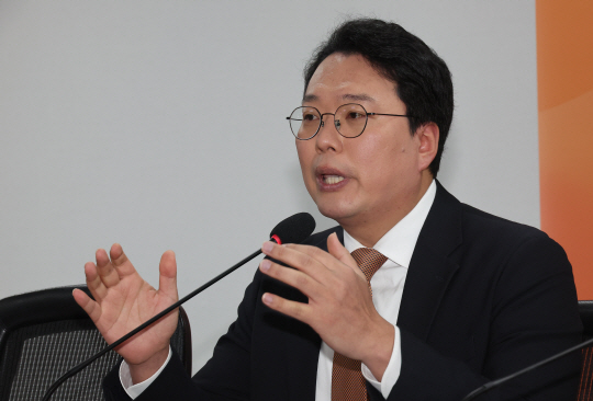 천하람 개혁신당 원내대표가 3일 오전 서울 여의도 국회 의원회관에서 열린 최고위원회의에서 발언하고 있다. 연합뉴스
