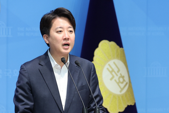 이준석 개혁신당 의원이 24일 오전 서울 여의도 국회 소통관에서 열린 연금개악 저지 정치인 연대 제안 기자회견에서 발언하고 있다. 뉴시스