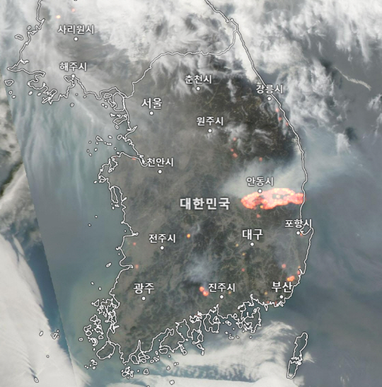 지난 26일 위성에서 바라본 경북·경남 산불 사진. 붉은 반점은 위성에서 감지한 열의 위치를 나타낸다. 백동현 기자(zoom earth 캡처)