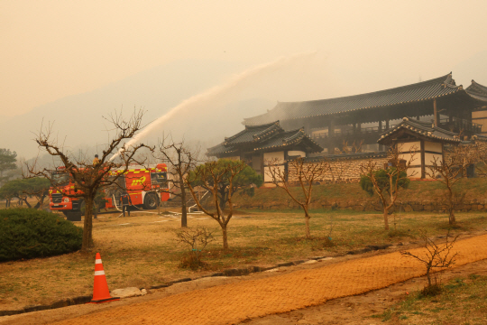 26일 경북 안동시 풍천면 유네스코 세계유산 병산서원 주변에서 산림·소방 당국이 건물과 나무 등에 물을 뿌리면서 산불 확산에 대비하고 있다. 연합뉴스