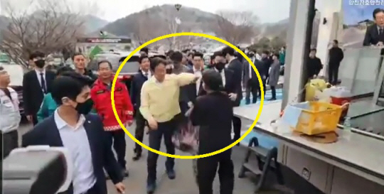 경북 산불 현장을 찾은 이재명 더불어민주당 대표가 행인에게 습격 당하는 장면. 민주당 제공